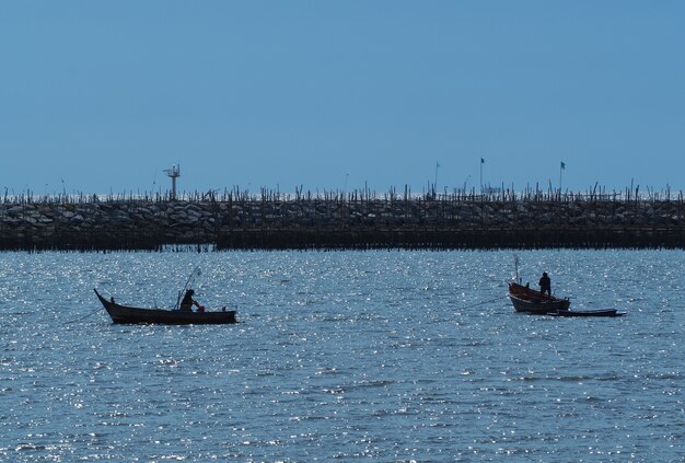 Barco de pesca en el mar