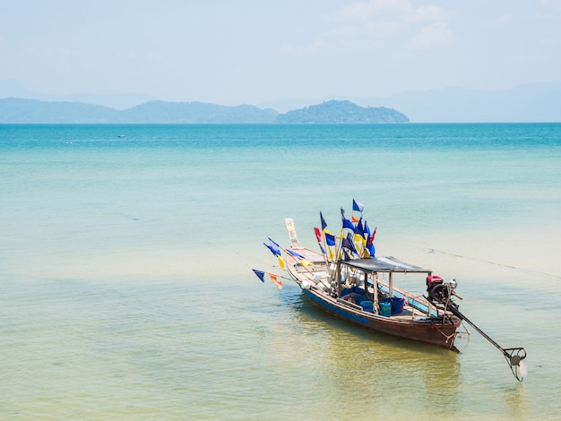 barco de pesca en el mar