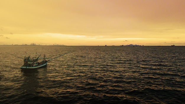 Barco de pesca en la noche