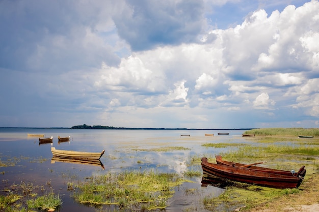 Barco de pesca en la orilla del lago.