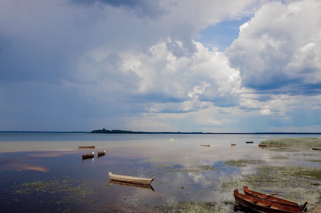 Barco de pesca en la orilla del lago.