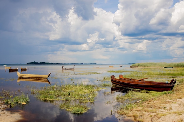 Barco de pesca en la orilla del lago.