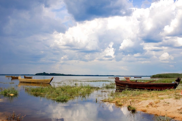 Barco de pesca en la orilla del lago.