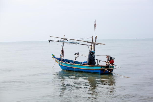 barco de pesca pequeño Koh Mook Coast Line