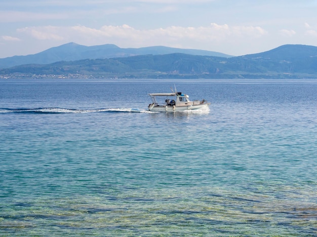 Barco de pesca y pesca en el Mar Egeo en Grecia