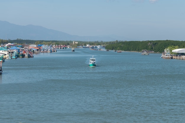 Foto el barco de pesca está pescando