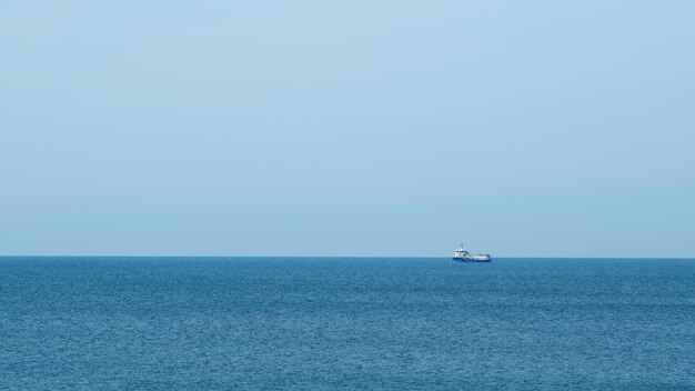 El barco de pesca va a pescar el buque de pesca equipado con una red de arrastre atrapa pescado en tiempo real