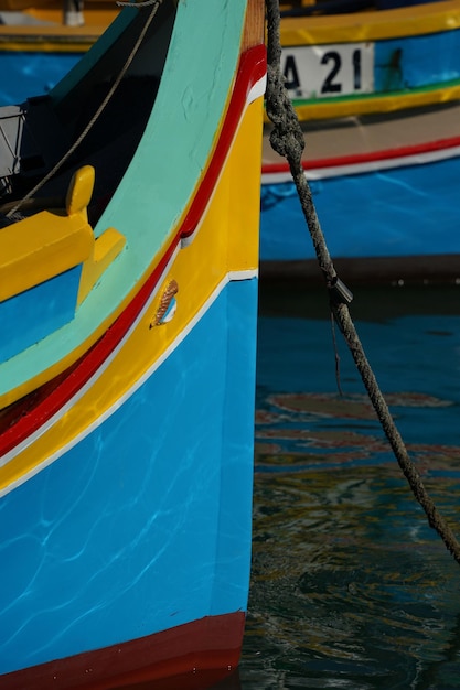 Foto barco de pesca pintado colorido de malta en el pueblo de marsaxlokk