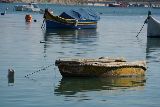 Barco de pesca pintado colorido de Malta en el pueblo de marsaxlokk