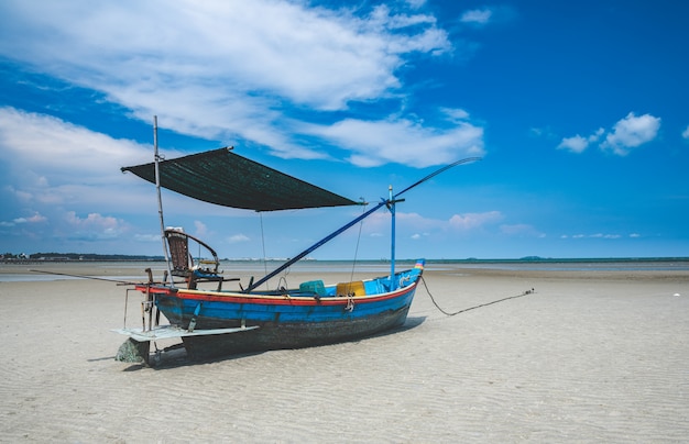 Barco de pesca en la playa de arena