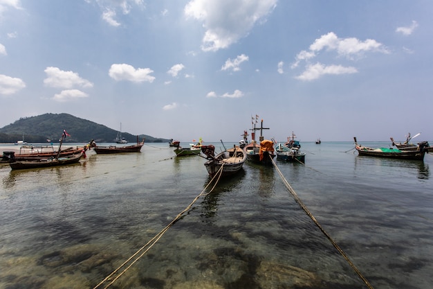 Barco de pesca en la playa con cielo azul en Tailandia