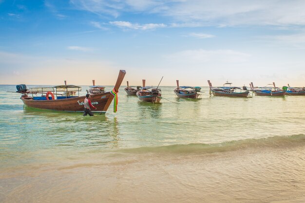 Barco de pesca en la playa Lipe isla Satun Tailandia