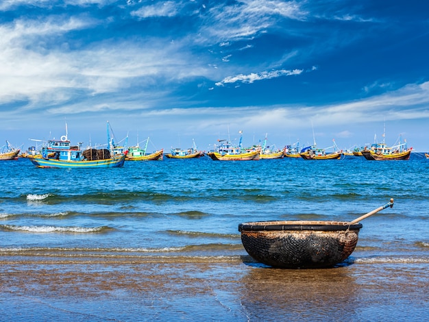 Barco de pesca en la playa. Mui Ne, Vietnam