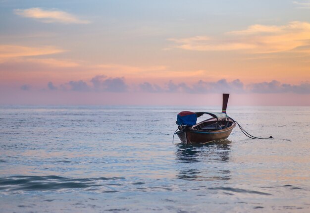 Barco de pesca en la playa