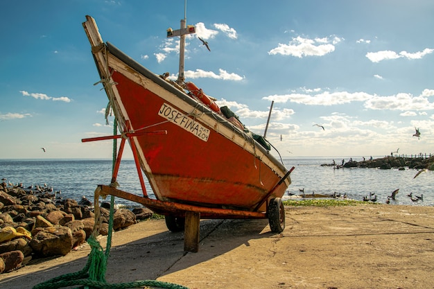 barco de pesca en la playa