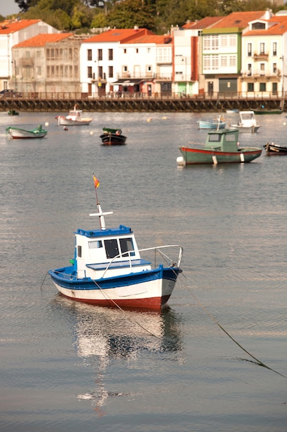 Barco de pesca en un pueblo costero de España