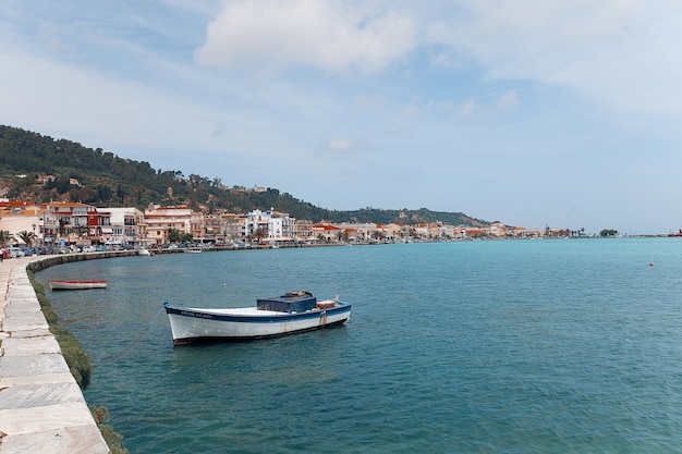 Barco de pesca en el pueblo de Zante