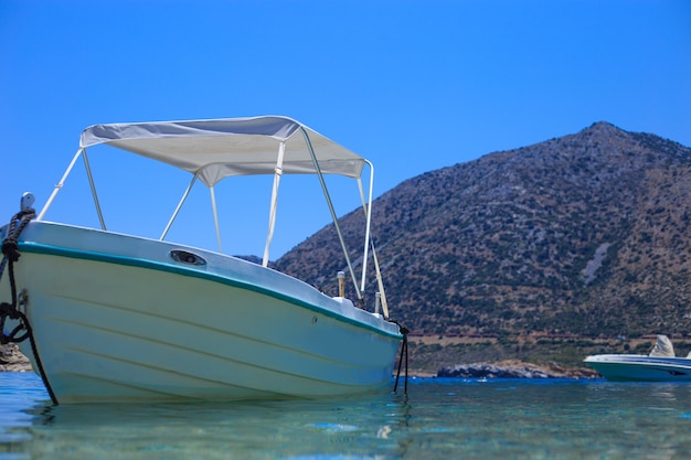 Barco de pesca en el puerto del Mediterráneo de cerca.