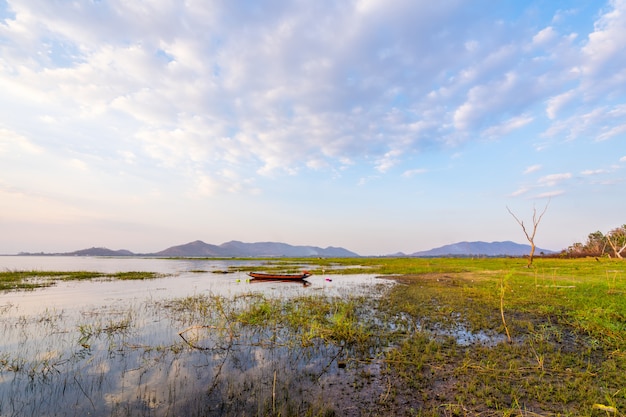 Barco de pesca con puesta de sol en el embalse de Bang Phra, Sriracha Chon Buri, Tailandia