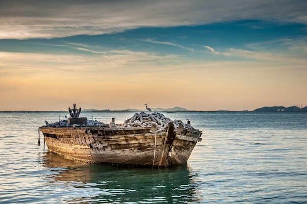 Barco de pesca en puesta de sol