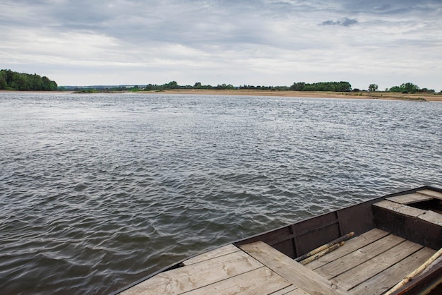 Barco de pesca en el río Loira francés