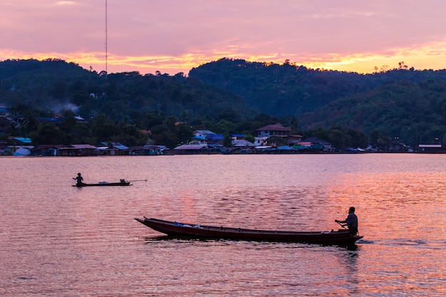 Barco de pesca en Sangkhlaburi, kanchanaburi, Tailandia