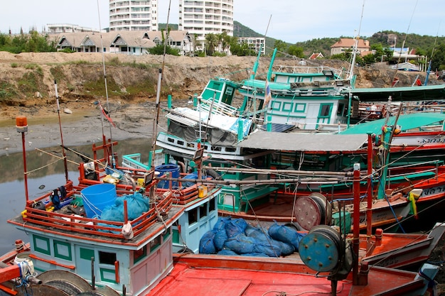 Barco de pesca tailandés utilizado como un vehículo para encontrar peces en el mar