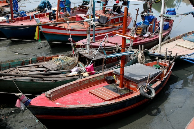 Barco de pesca tailandés utilizado como un vehículo para encontrar peces en el mar