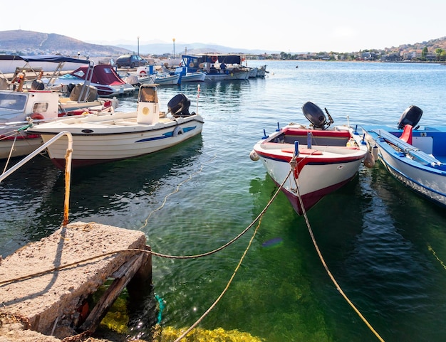 Barco de pesca en una tarde soleada en el tranquilo Mar Egeo en la isla de Evia Grecia