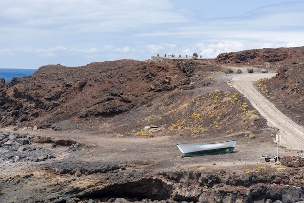 Barco de pesca de trabajo en la isla de Tenerife