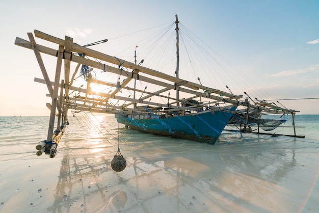 Barco de pesca tradicional en la playa tropical del mar Caribe. Indonesia Archipiélago de las Molucas, Islas Kei. Cultura indonesia patrimonio industria pesquera.