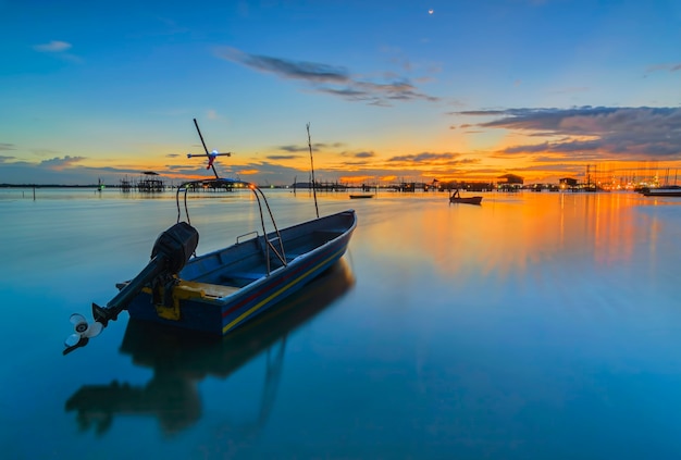 Barco de pesca tradicional en un pueblo de pescadores al atardecer en la isla de Batam