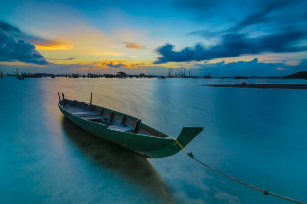 Barco de pesca tradicional en un pueblo de pescadores al atardecer en la isla de Batam