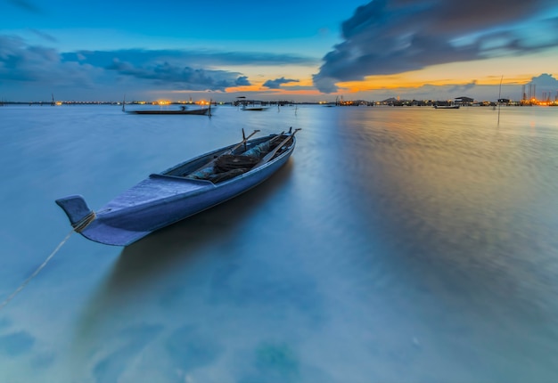 Barco de pesca tradicional en un pueblo de pescadores al atardecer en la isla de Batam