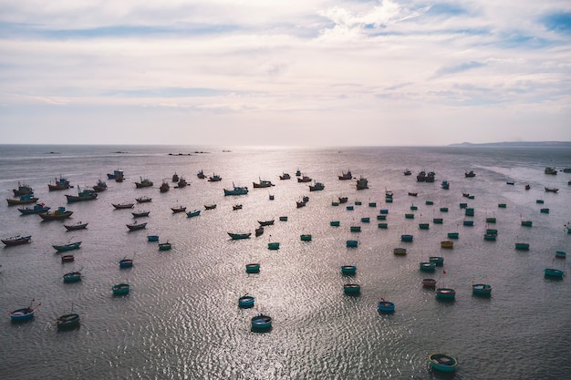 Barco de pesca tradicional vietnamita en forma de canasta, Mui Ne, Vietnam. Vista superior. Vista aérea