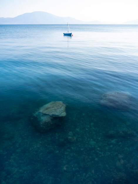 Barco de pesca en el tranquilo Mar Egeo en la isla de Evia, Grecia