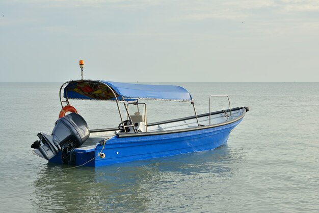 Barco pescador com fundo do sol