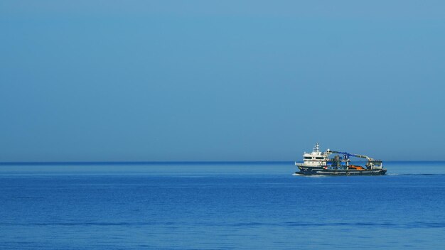 Barco de pescador en el mar Negro un barco de pesca solitario navega por el mar con las redes a bordo todavía