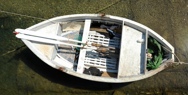 Barco pescador vacío en Gallipoli Vista superior del barco pesquero de madera Gallipoli Provincia de Lecce Apulia Italia