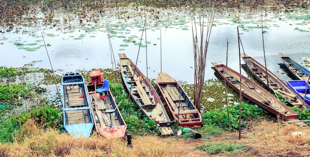 Barco de pescadores amarrado en una laguna natural.