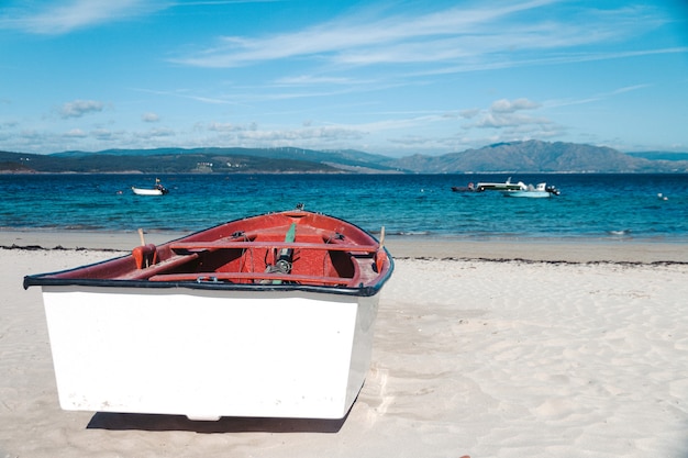 Barco de pescadores en la playa de langosteira galicia