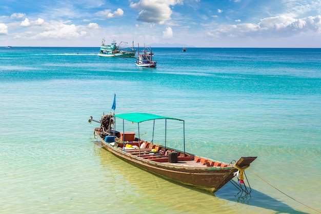 Barco de pescadores tradicionales en la isla de Koh Phangan, Tailandia