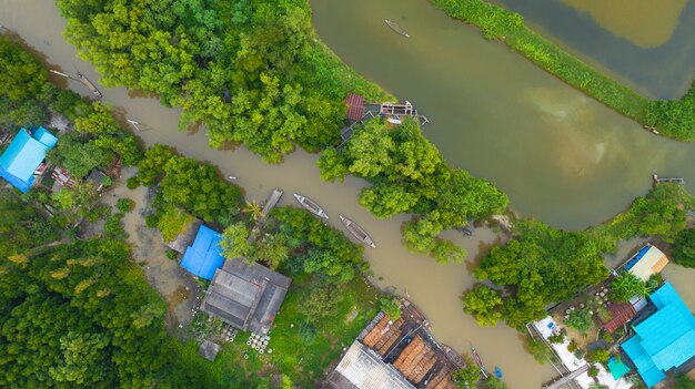 Barco de pescadores de vista aérea en el campo de Tailandia