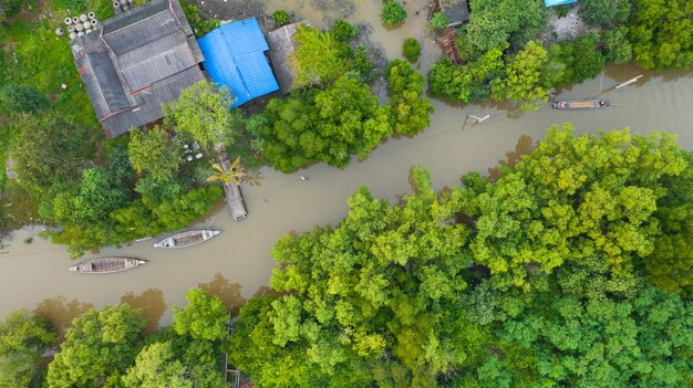 Barco de pescadores de vista aérea en el campo de Tailandia