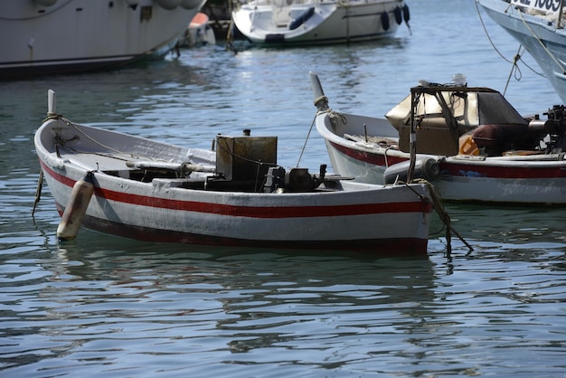 Barco para pescar a la luz de una lámpara en el Mediterráneo.