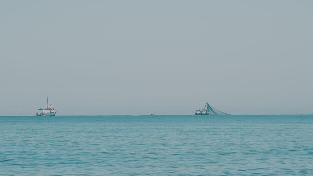 Barco pesquero barco de arrastre navegando en el mar barco pesquero navegando desde la costa