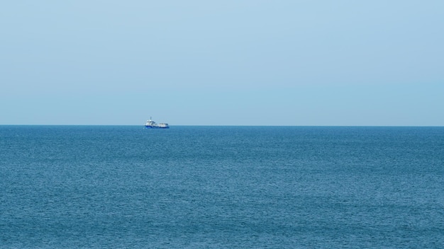 Barco pesquero barco de arrastre navegando en el mar barco pesquero navegó desde la costa en tiempo real