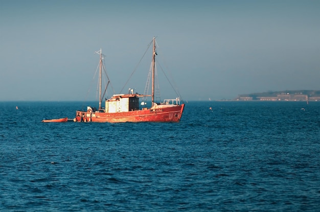 Barco pesquero danés en la zona costera cerca de Malmo, Suecia