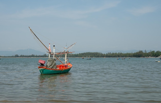 Un barco pesquero estacionado en la costa