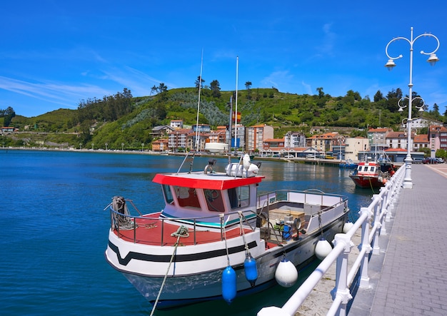 Barco pesquero del puerto de ribadesella en asturias españa